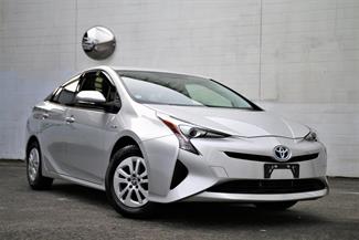 2017 Toyota Prius - Thumbnail