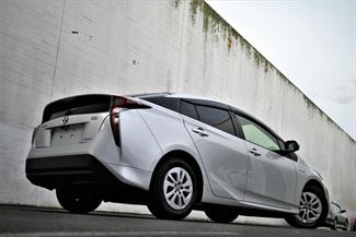 2017 Toyota Prius - Thumbnail