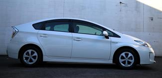 2015 Toyota Prius - Thumbnail