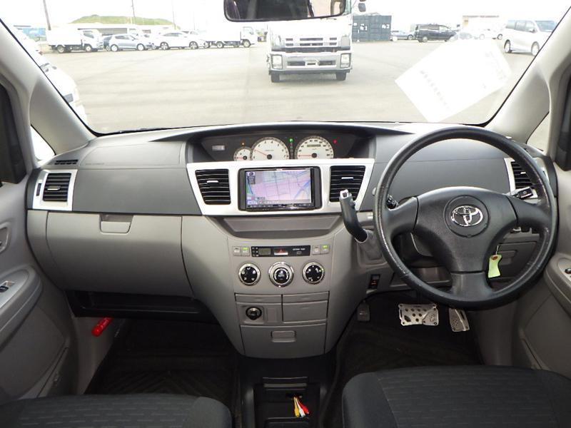 2004 Toyota Voxy