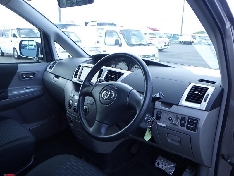 2004 Toyota Voxy