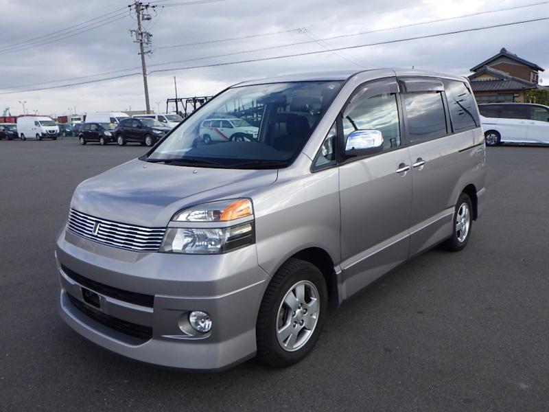 2004 Toyota Voxy