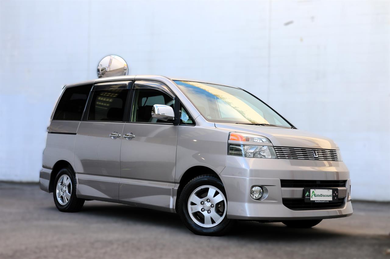 2004 Toyota Voxy