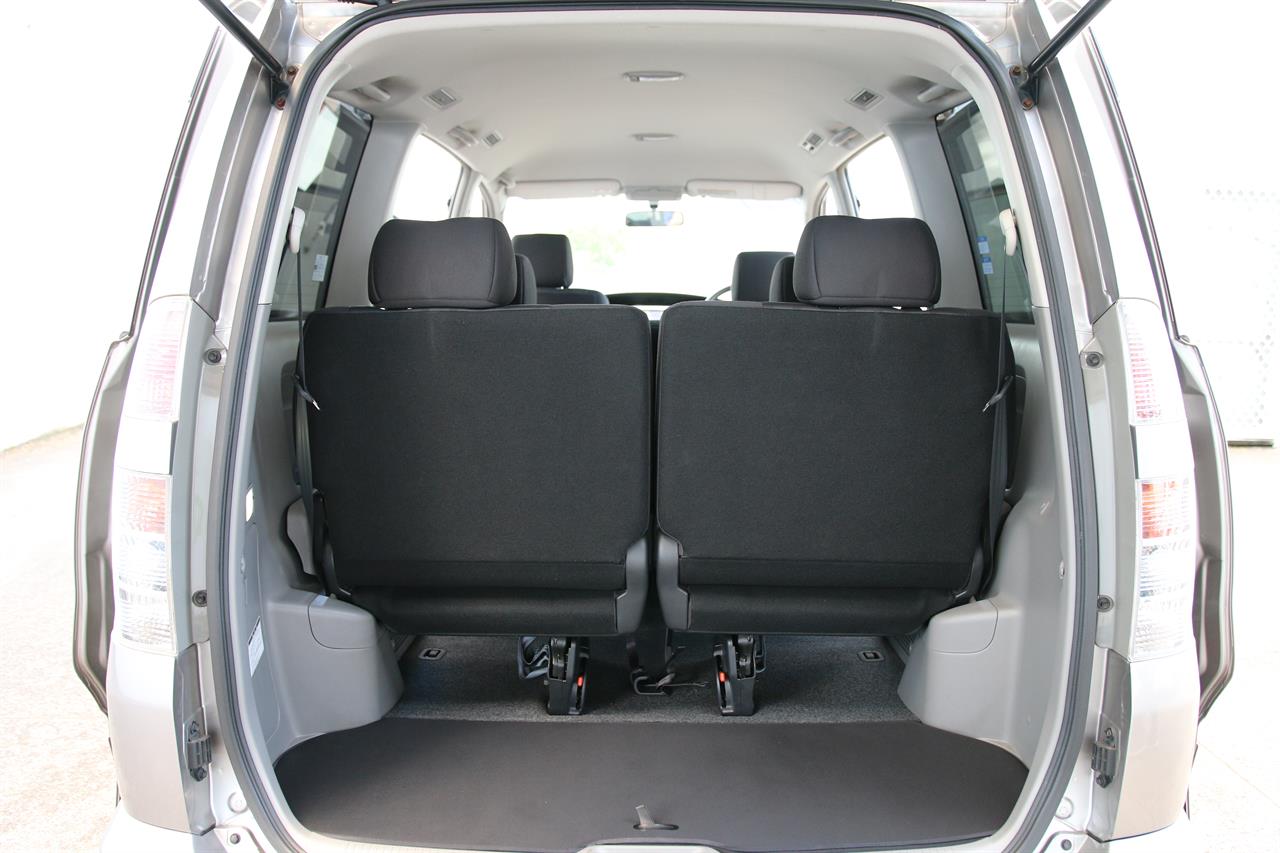 2004 Toyota Voxy